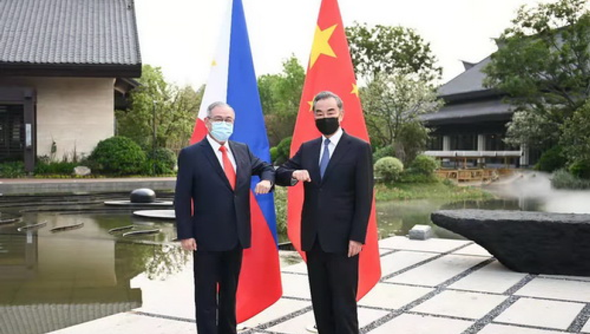 Chinese State Councilor and Foreign Minister Wang Yi held talks with Philippine Foreign Secretary Teodoro Locsin in Nanping City, Fujian Province on April 2, 2021. Chinese State Councilor and Foreign Minister Wang Yi held talks with Philippine Foreign Secretary Teodoro Locsin in Nanping City, Fujian Province on April 2, 2021. - Sputnik International, 1920, 09.04.2021
