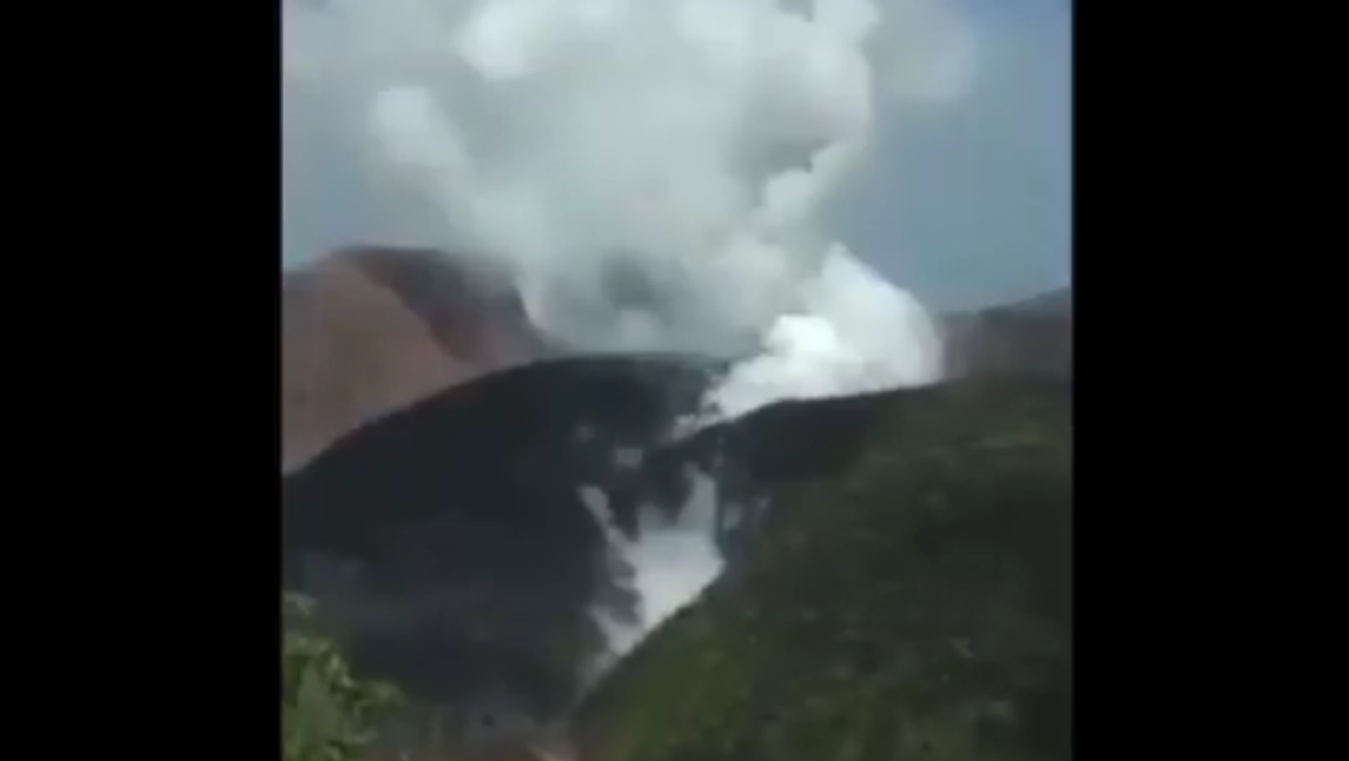 The lava dome of La Soufriere on St. Vincent, seen on April 8, 2021 The lava dome of La Soufriere on St. Vincent, seen on April 8, 2021 - Sputnik International, 1920, 08.04.2021