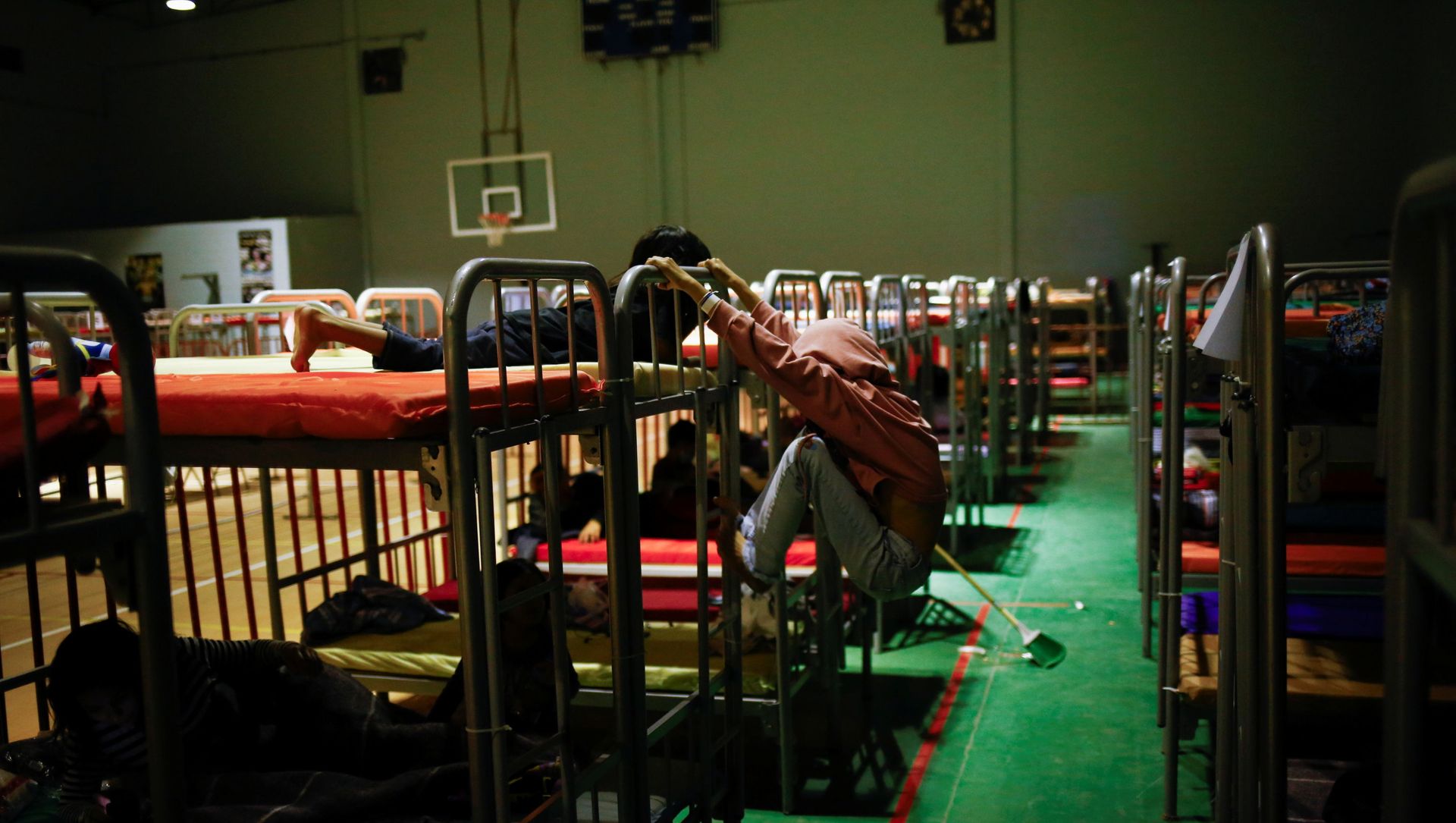 Asylum-seeking migrant children from Central America, who were expelled from the U.S. and sent back to Mexico with their families under Title 42, play on bunk beds inside the Kiki Romero temporary migrant shelter, in Ciudad Juarez, Mexico April 7, 2021 Asylum-seeking migrant children from Central America, who were expelled from the U.S. and sent back to Mexico with their families under Title 42, play on bunk beds inside the Kiki Romero temporary migrant shelter, in Ciudad Juarez, Mexico April 7, 2021 - Sputnik International, 1920, 09.04.2021