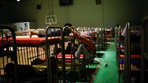 Asylum-seeking migrant children from Central America, who were expelled from the U.S. and sent back to Mexico with their families under Title 42, play on bunk beds inside the Kiki Romero temporary migrant shelter, in Ciudad Juarez, Mexico April 7, 2021 - Sputnik International