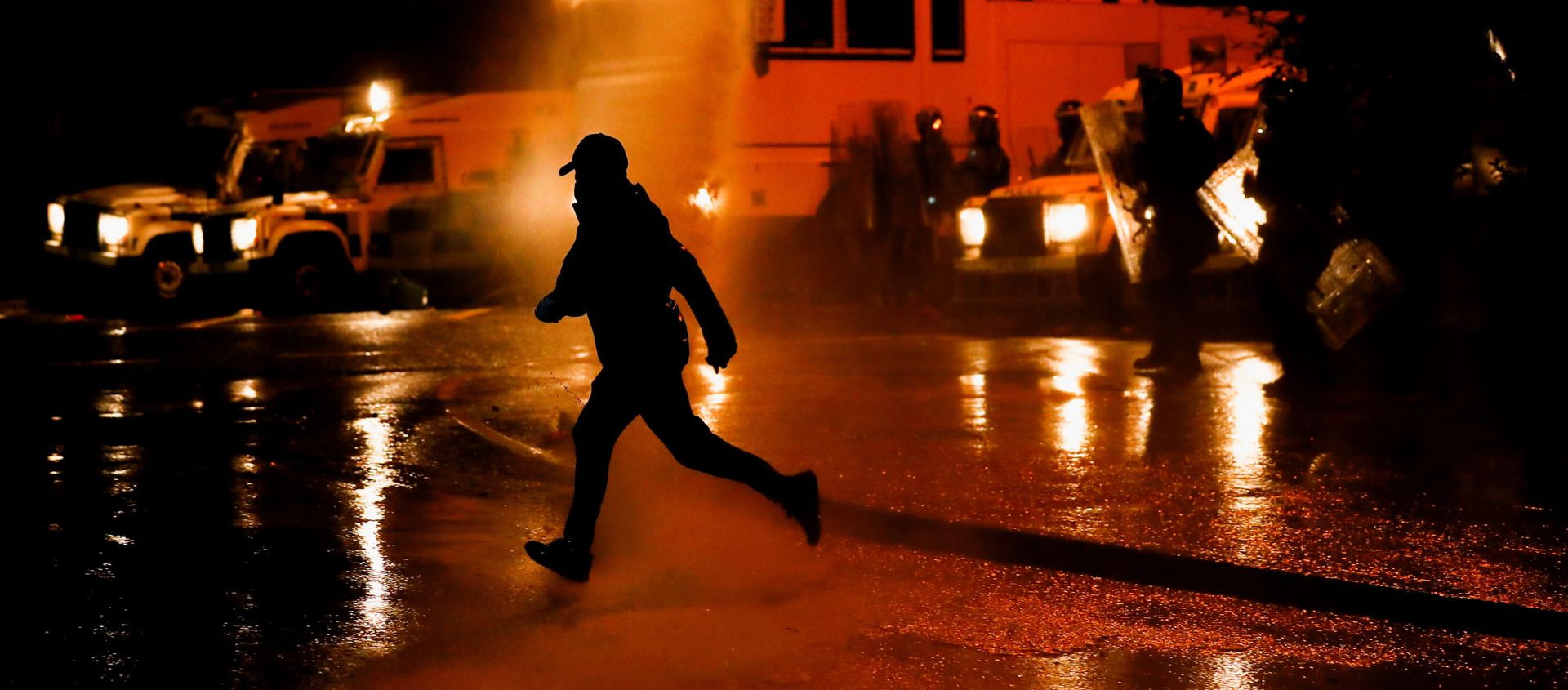 A rioter reacts as the police use a water cannon on Springfield Road as protests continue in Belfast, Northern Ireland April 8, 2021. - Sputnik International, 1920, 09.04.2021