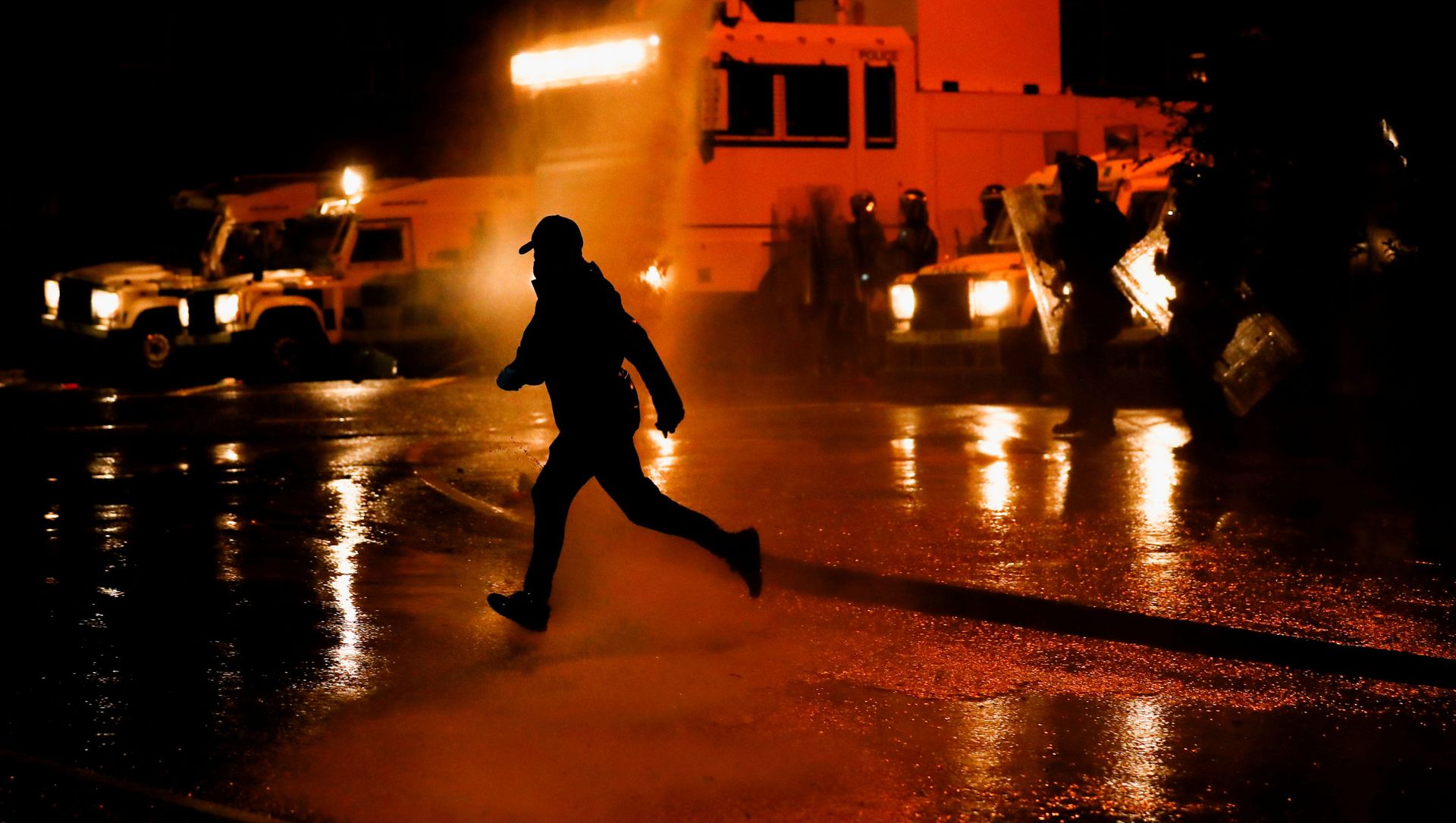 A rioter reacts as the police use a water cannon on Springfield Road as protests continue in Belfast, Northern Ireland April 8, 2021. A rioter reacts as the police use a water cannon on Springfield Road as protests continue in Belfast, Northern Ireland April 8, 2021. - Sputnik International, 1920, 09.04.2021