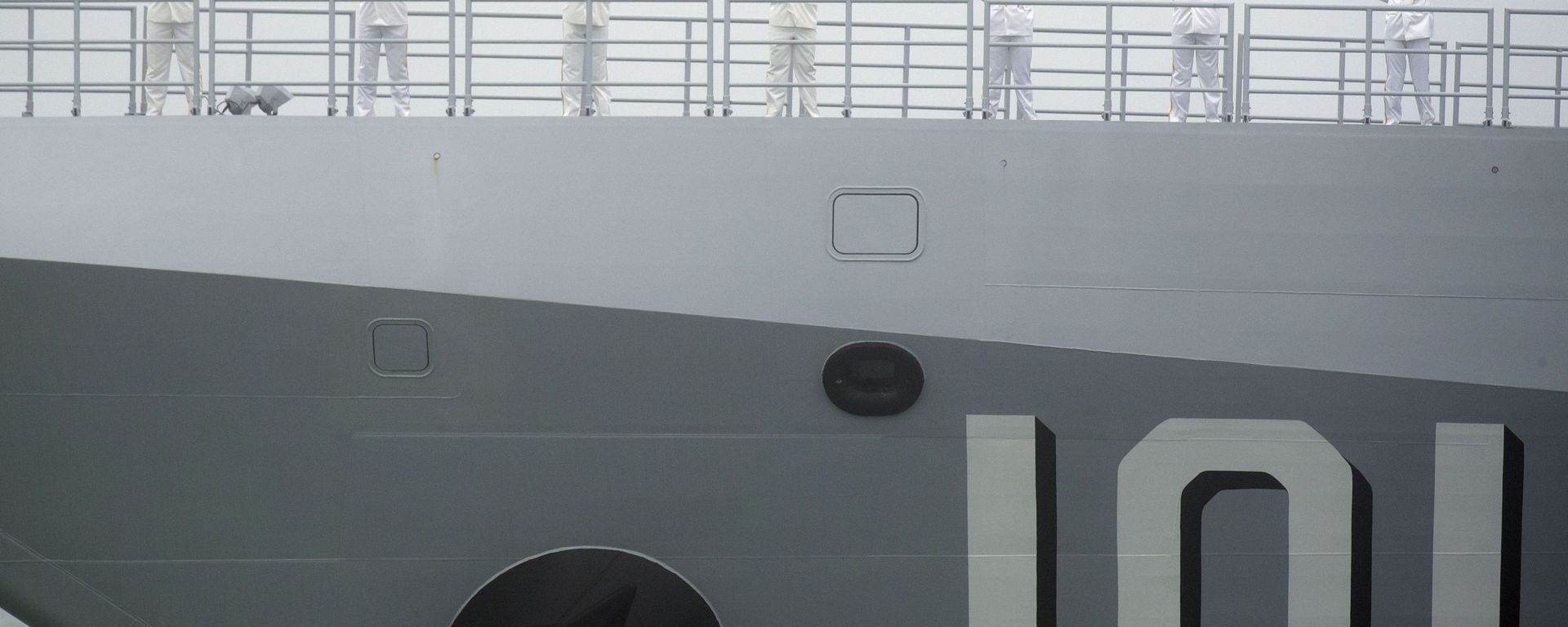 Sailors stand on the deck of the new type 055 guided-missile destroyer Nanchang of the Chinese People's Liberation Army (PLA) Navy as it participates in a naval parade to commemorate the 70th anniversary of the founding of China's PLA Navy in the sea near Qingdao in eastern China's Shandong province, Tuesday, 23 April 2019 - Sputnik International, 1920, 09.04.2021