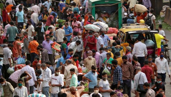 People shop at a crowded marketplace amidst the spread of the coronavirus disease (COVID-19) in Mumbai, India, 5 April 2021. - Sputnik International