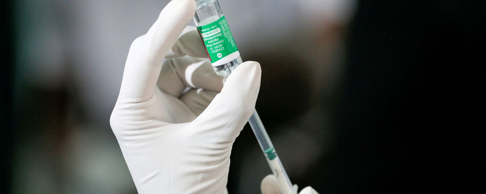 A health official draws a dose of AstraZeneca's COVID-19 vaccine manufactured by the Serum Institute of India A health official draws a dose of AstraZeneca's COVID-19 vaccine manufactured by the Serum Institute of India - Sputnik International, 1920, 07.05.2021