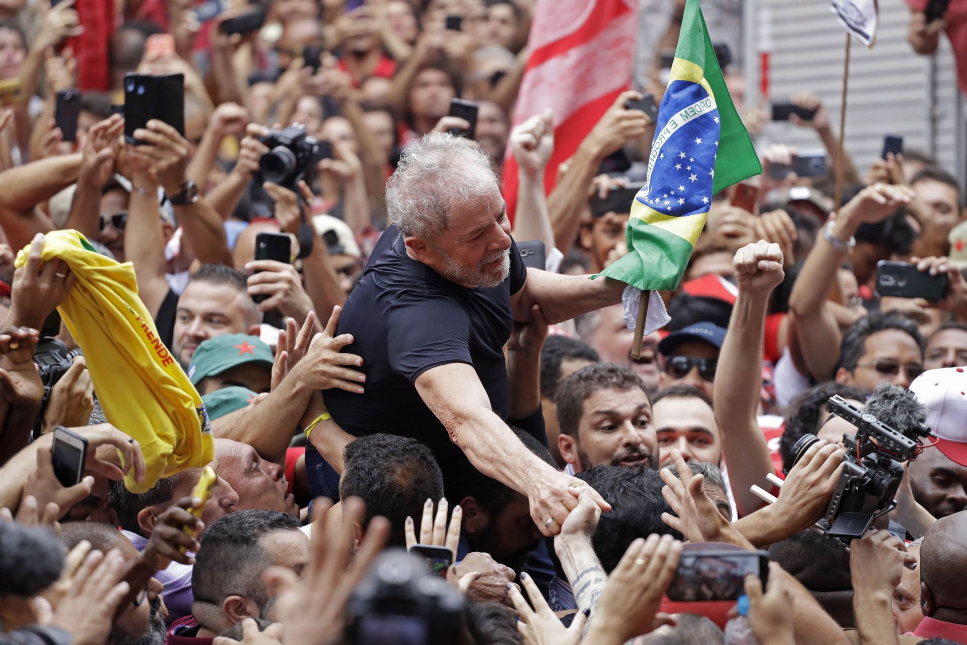 Former Brazilian President Luiz Inacio Lula da Silva is carried by supporters during a rally at the Metal Workers Union headquarters, in Sao Bernardo do Campo, Brazil, Saturday, Nov. 9, 2019 Former Brazilian President Luiz Inacio Lula da Silva is carried by supporters during a rally at the Metal Workers Union headquarters, in Sao Bernardo do Campo, Brazil, Saturday, Nov. 9, 2019 - Sputnik International, 1920, 01.10.2022