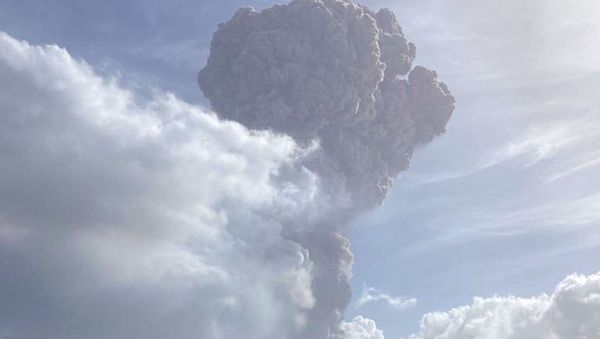 This April 9, 2021, image courtesy of The University of the West Indies (UWI) Seismic Research Centre shows the eruption of La Soufriere Volcano in Saint Vincent. - La Soufriere erupted Friday for the first time in 40 years on the Caribbean island of Saint Vincent, prompting thousands of people to evacuate, seismologists said. The blast from the volcano, sent plumes of ash 20,000 feet (6,000 meters) into the air, the local emergency management agency said. The eruption was confirmed by the UWI center - Sputnik International