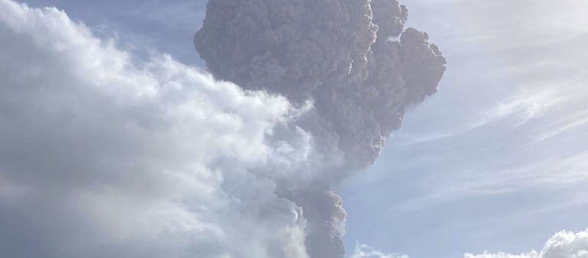 This April 9, 2021, image courtesy of The University of the West Indies (UWI) Seismic Research Centre shows the eruption of La Soufriere Volcano in Saint Vincent. - La Soufriere erupted Friday for the first time in 40 years on the Caribbean island of Saint Vincent, prompting thousands of people to evacuate, seismologists said. The blast from the volcano, sent plumes of ash 20,000 feet (6,000 meters) into the air, the local emergency management agency said. The eruption was confirmed by the UWI center This April 9, 2021, image courtesy of The University of the West Indies (UWI) Seismic Research Centre shows the eruption of La Soufriere Volcano in Saint Vincent. - La Soufriere erupted Friday for the first time in 40 years on the Caribbean island of Saint Vincent, prompting thousands of people to evacuate, seismologists said. The blast from the volcano, sent plumes of ash 20,000 feet (6,000 meters) into the air, the local emergency management agency said. The eruption was confirmed by the UWI center - Sputnik International, 1920, 09.04.2021
