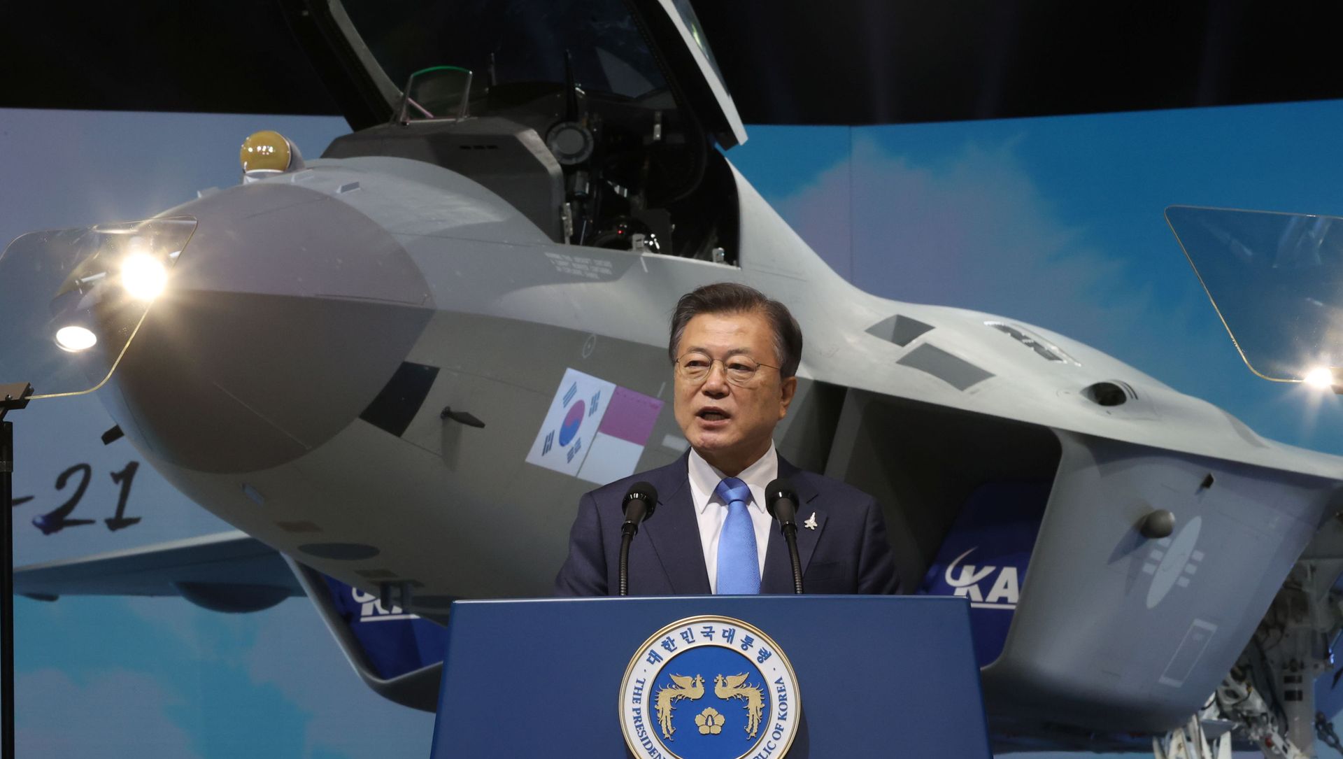 South Korean President Moon Jae-in delivers his speech in front of a prototype of the country's first homegrown fighter jet called KF-21 during its rollout ceremony in Sacheon, South Korea, April 9, 2021. South Korean President Moon Jae-in delivers his speech in front of a prototype of the country's first homegrown fighter jet called KF-21 during its rollout ceremony in Sacheon, South Korea, April 9, 2021. - Sputnik International, 1920, 09.04.2021