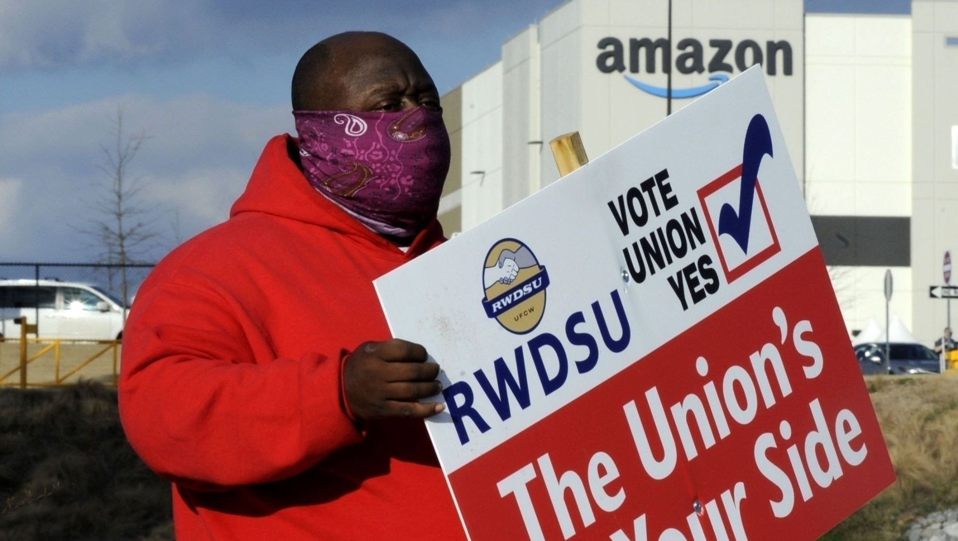 FILE - In this Tuesday, Feb. 9, 2021, file photo, Michael Foster of the Retail, Wholesale and Department Store Union holds a sign outside an Amazon facility where labor is trying to organize workers in Bessemer, Ala. FILE - In this Tuesday, Feb. 9, 2021, file photo, Michael Foster of the Retail, Wholesale and Department Store Union holds a sign outside an Amazon facility where labor is trying to organize workers in Bessemer, Ala. - Sputnik International, 1920, 19.04.2021