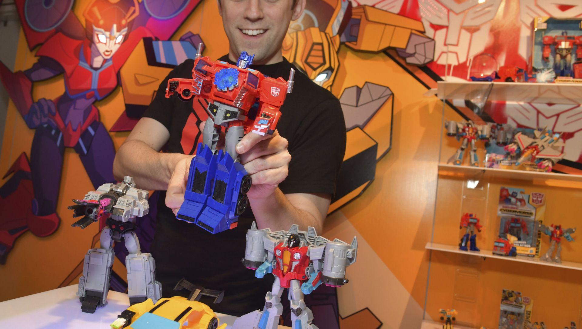 A demonstrator at the Hasbro, Inc. showroom has some fun with the new TRANSFORMERS CYBERVERSE ULTIMATE CLASS OPTIMUS PRIME, converting it from vehicle to robot mode to activate his signature Matrix Mega Shot Action Attack move at American International Toy Fair on Saturday, Feb. 17, 2018 in New York. A demonstrator at the Hasbro, Inc. showroom has some fun with the new TRANSFORMERS CYBERVERSE ULTIMATE CLASS OPTIMUS PRIME, converting it from vehicle to robot mode to activate his signature Matrix Mega Shot Action Attack move at American International Toy Fair on Saturday, Feb. 17, 2018 in New York. - Sputnik International, 1920, 09.04.2021