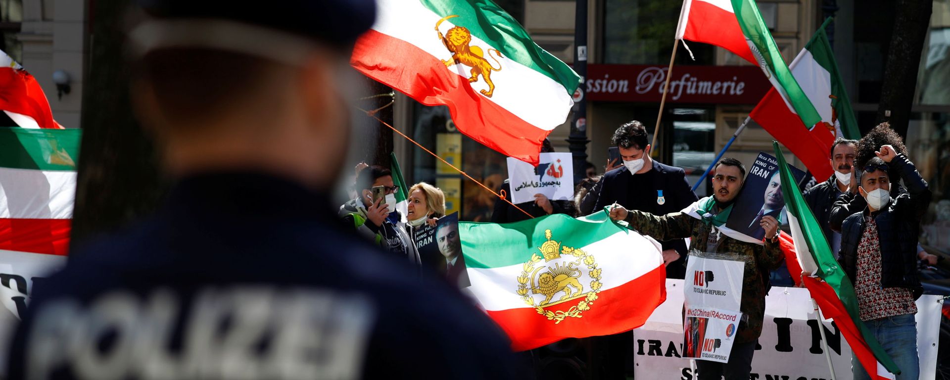 An Iranian opposition group protests outside a hotel, during a meeting of the JCPOA Joint Commission, in Vienna, Austria, April 9, 2021.  - Sputnik International, 1920, 05.11.2021