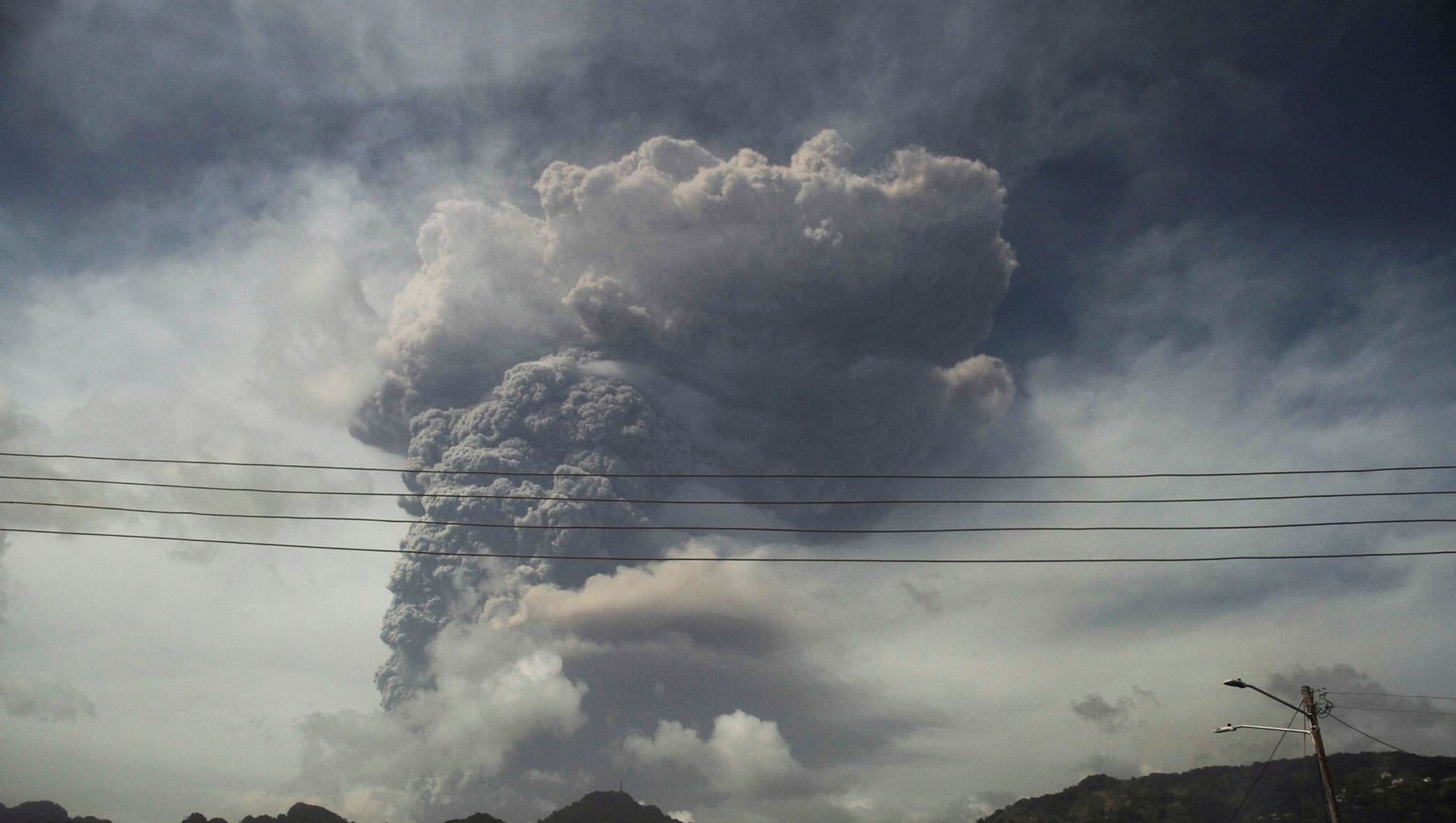Ash and smoke billow as the La Soufriere volcano erupts in Kingstown on the eastern Caribbean island of St. Vincent on April 9, 2021. Ash and smoke billow as the La Soufriere volcano erupts in Kingstown on the eastern Caribbean island of St. Vincent on April 9, 2021. - Sputnik International, 1920, 10.04.2021