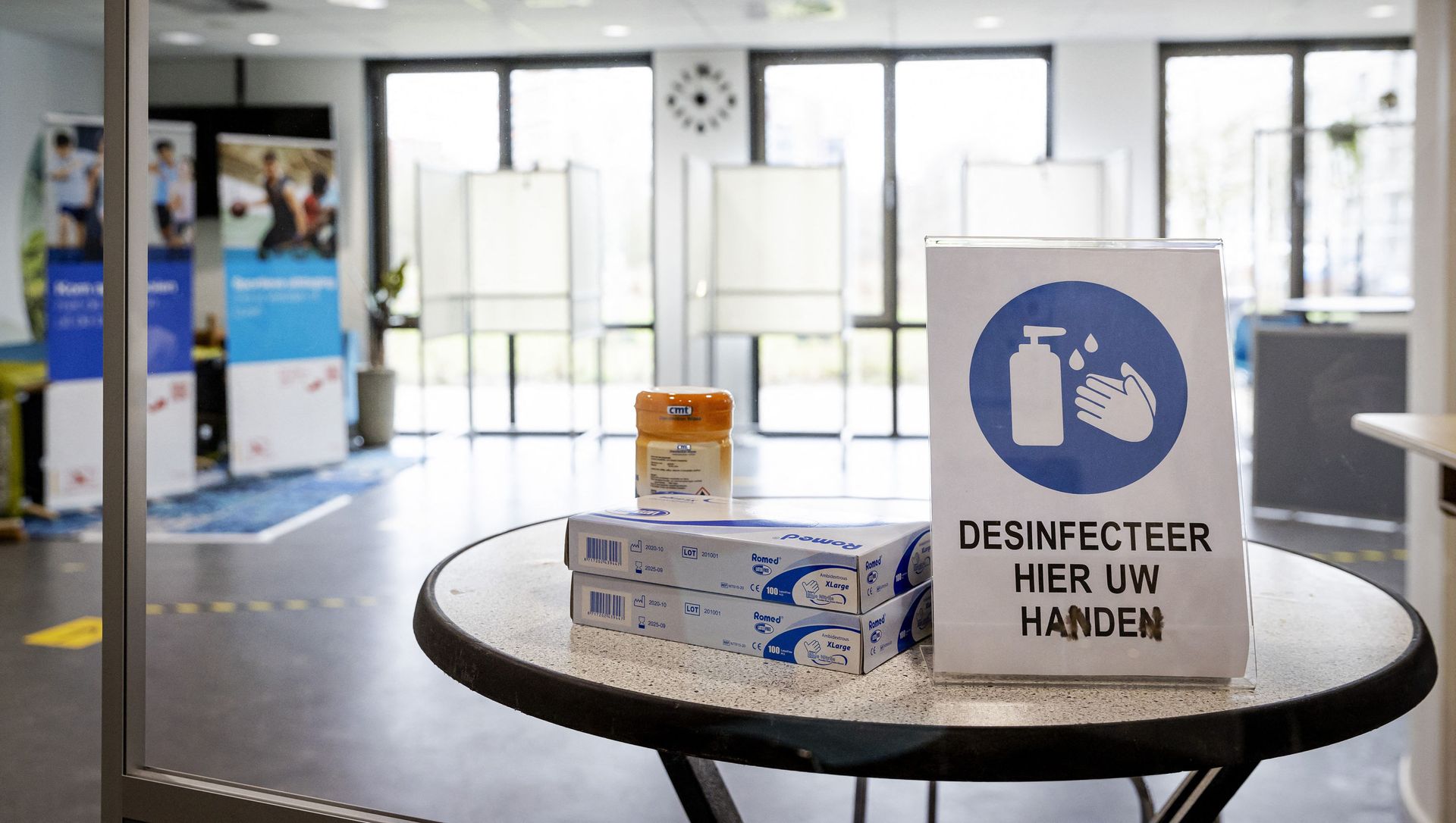 A photograph taken on March 14, 2021 shows sanitary instructions to follow while arriving at a polling station in the De Jager neighbourhood centre in Utrecht, on March 14, 2021 ahead of the parliamentary elections of March 17. A photograph taken on March 14, 2021 shows sanitary instructions to follow while arriving at a polling station in the De Jager neighbourhood centre in Utrecht, on March 14, 2021 ahead of the parliamentary elections of March 17. - Sputnik International, 1920, 10.04.2021