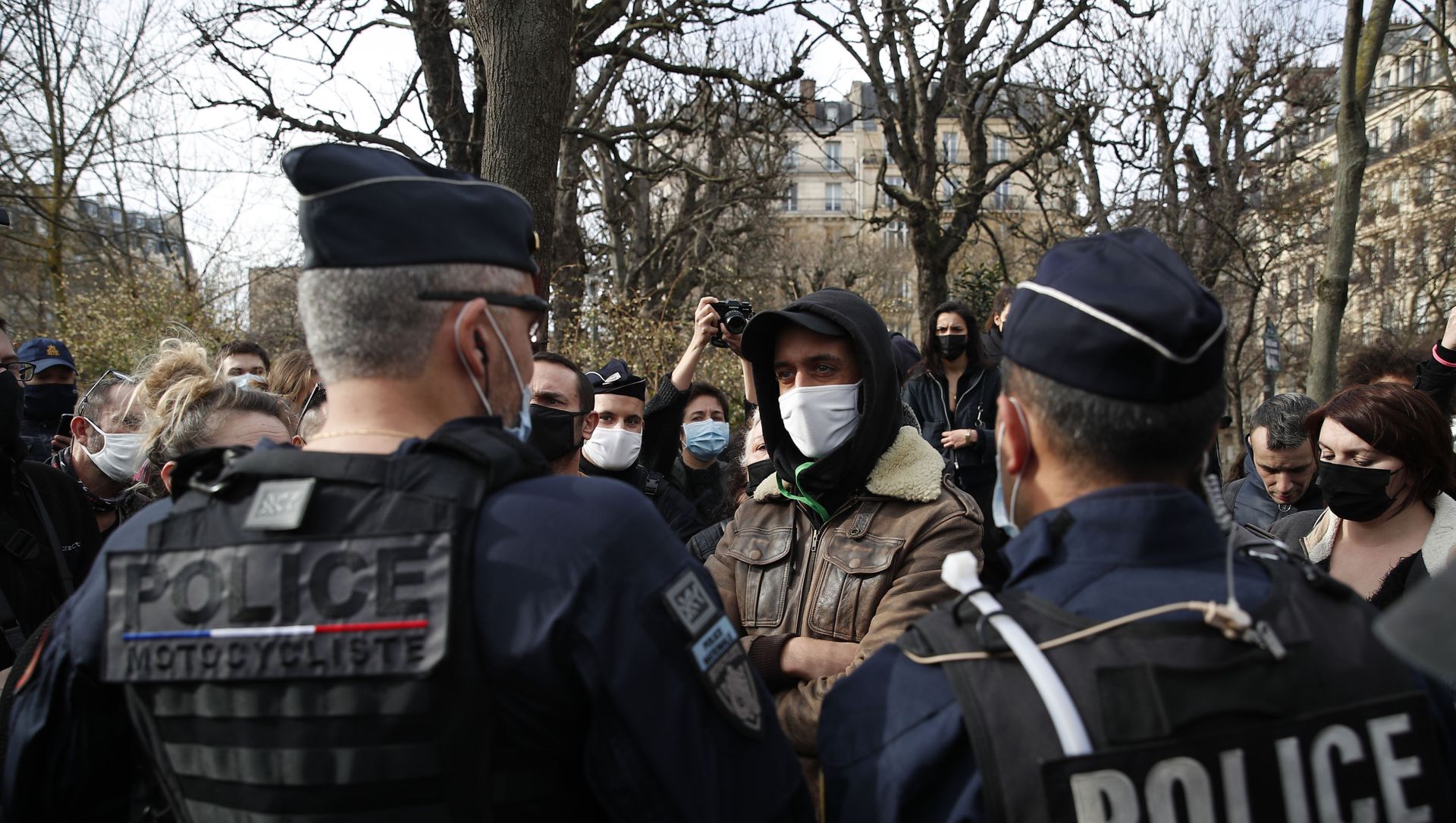 A man faces police officers during a counter-protest while supporters of the group Generation Identity demonstrate, Saturday, Feb. 20, 2021 in Paris. Supporters of Europe's extreme-right, anti-migrant movement Generation Identity protest against French government efforts to shut it down as a racist militia. A man faces police officers during a counter-protest while supporters of the group Generation Identity demonstrate, Saturday, Feb. 20, 2021 in Paris. Supporters of Europe's extreme-right, anti-migrant movement Generation Identity protest against French government efforts to shut it down as a racist militia. - Sputnik International, 1920, 10.04.2021
