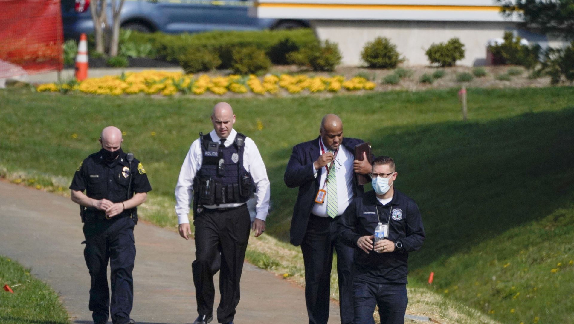 Police walk near the scene of a shooting at a business park in Frederick, Md., Tuesday, April 6, 2021. Police walk near the scene of a shooting at a business park in Frederick, Md., Tuesday, April 6, 2021. - Sputnik International, 1920, 11.04.2021