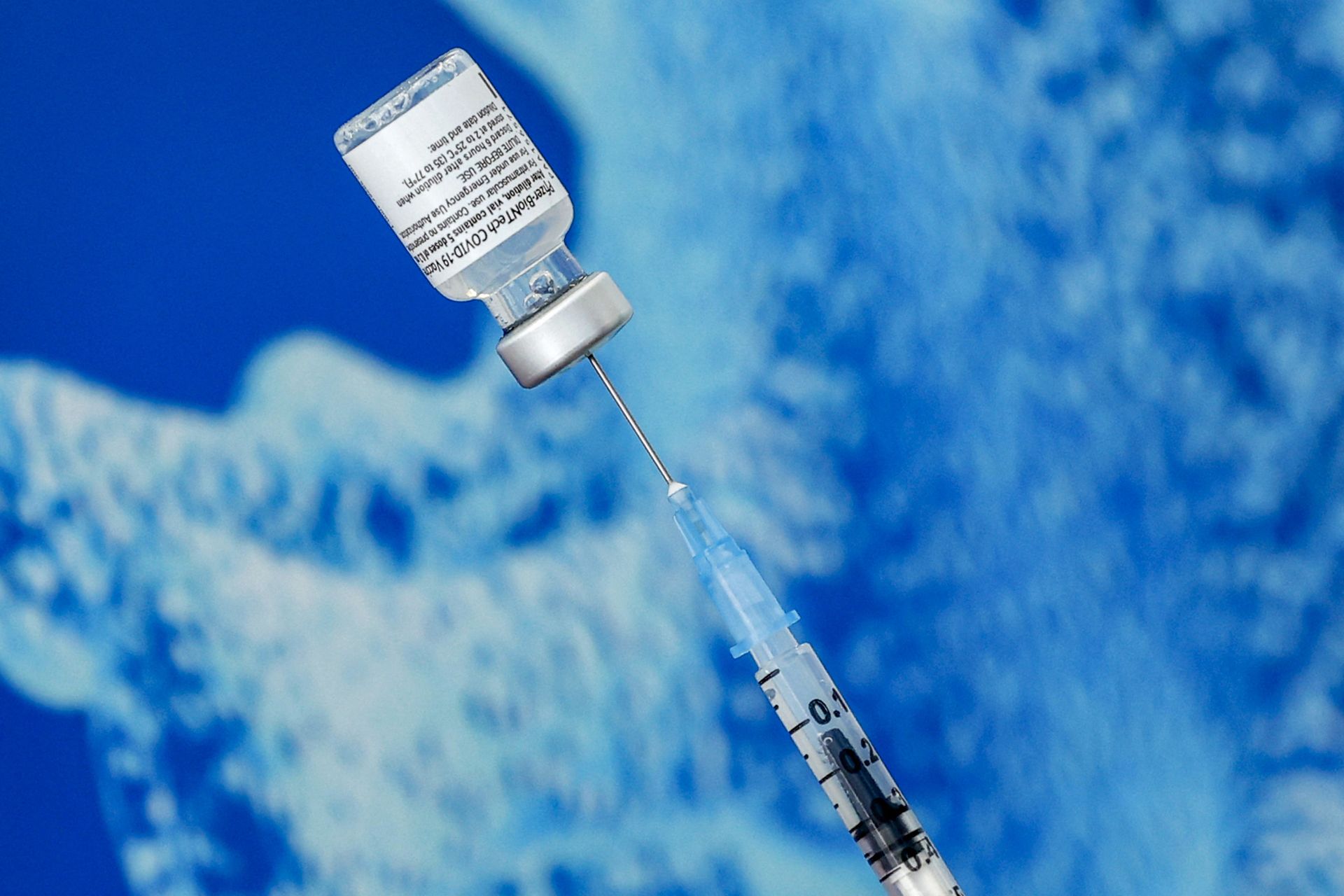 A health worker prepares a dose of the Pfizer-BioNtech COVID-19 coronavirus vaccine at Clalit Health Services, in Israel's Mediterranean coastal city of Tel Aviv on January 23, 2021. - Sputnik International, 1920, 07.09.2021
