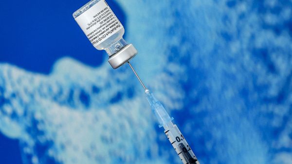 A health worker prepares a dose of the Pfizer-BioNtech COVID-19 coronavirus vaccine at Clalit Health Services, in Israel's Mediterranean coastal city of Tel Aviv on January 23, 2021. - Sputnik International