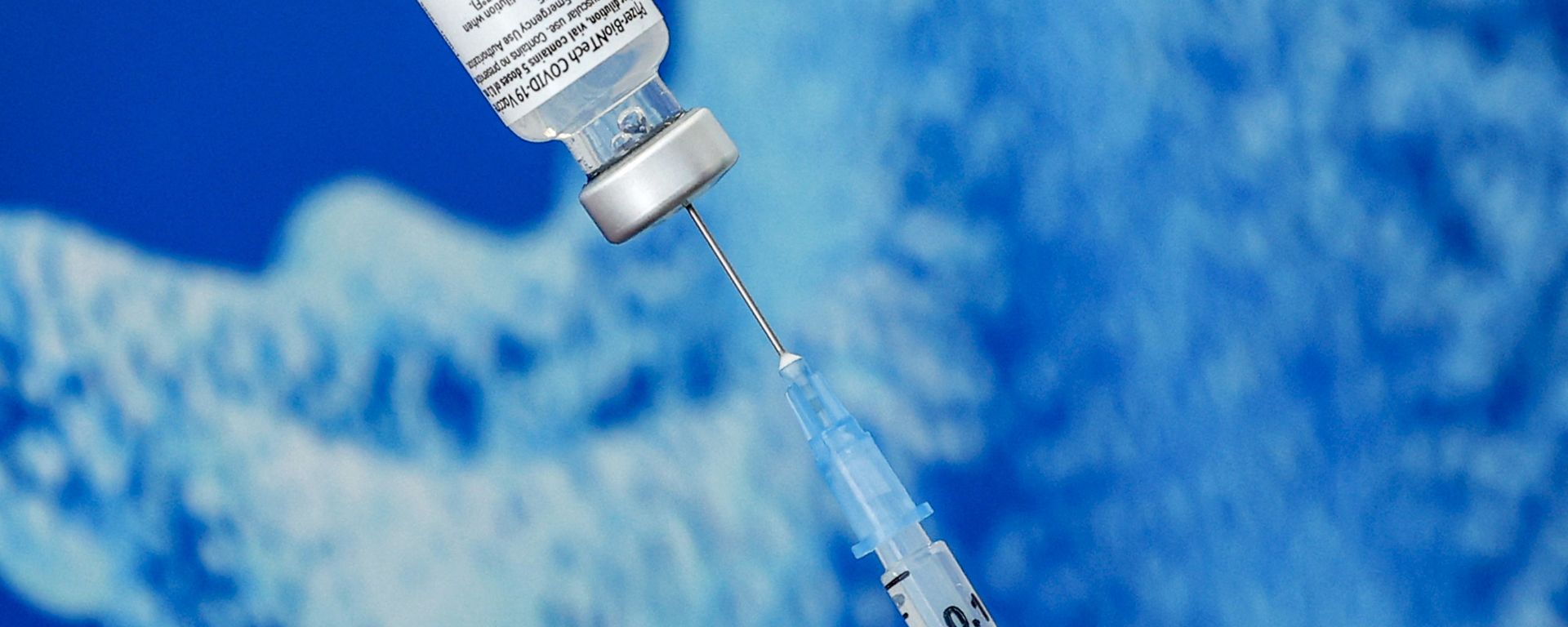 A health worker prepares a dose of the Pfizer-BioNtech COVID-19 coronavirus vaccine at Clalit Health Services, in Israel's Mediterranean coastal city of Tel Aviv on January 23, 2021. A health worker prepares a dose of the Pfizer-BioNtech COVID-19 coronavirus vaccine at Clalit Health Services, in Israel's Mediterranean coastal city of Tel Aviv on January 23, 2021. - Sputnik International, 1920, 11.04.2021