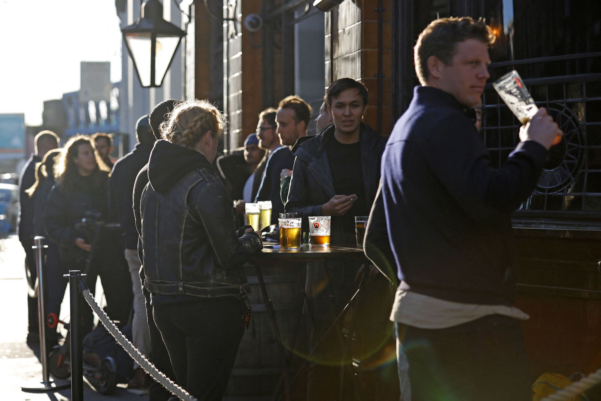 After-work drinkers enjoy a pint outside a pub in Borough Market, in London on September 25, 2020, as new earlier closing times for pubs and bars in England and Wales are introduced to combat the spread of the coronavirus. After-work drinkers enjoy a pint outside a pub in Borough Market, in London on September 25, 2020, as new earlier closing times for pubs and bars in England and Wales are introduced to combat the spread of the coronavirus. - Sputnik International, 1920, 26.12.2021