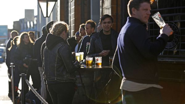 After-work drinkers enjoy a pint outside a pub in Borough Market, in London on September 25, 2020, as new earlier closing times for pubs and bars in England and Wales are introduced to combat the spread of the coronavirus. After-work drinkers enjoy a pint outside a pub in Borough Market, in London on September 25, 2020, as new earlier closing times for pubs and bars in England and Wales are introduced to combat the spread of the coronavirus. - Sputnik International