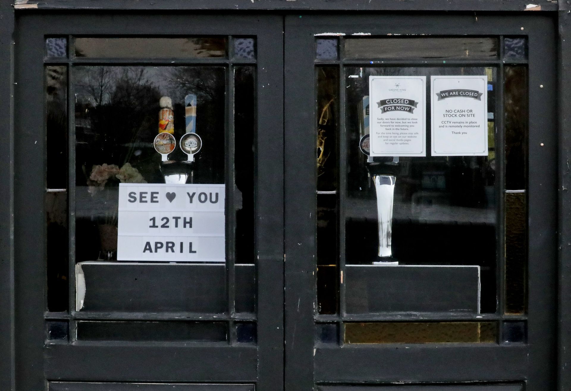 Happy Customers & Sad Business Owners: Why Are English Pubs Unhappy About Easing of Lockdown? Happy Customers & Sad Business Owners: Why Are English Pubs Unhappy About Easing of Lockdown? - Sputnik International, 1920, 11.04.2021