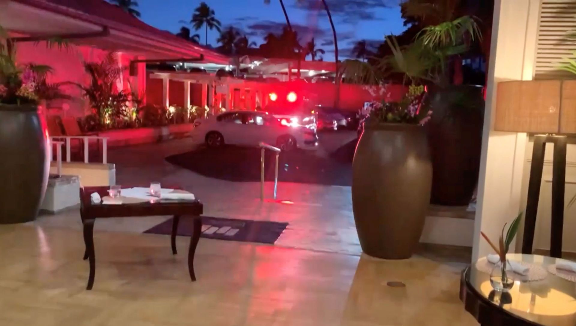 Emergency response vehicle is seen at Kahala Resort & Hotel in Honolulu, Hawaii, U.S., April 10, 2021 in this still image obtained from social media video. The hotel was placed on lockdown after an armed man fired shots through the door of a guest room and barricaded himself inside, but there were no reports of any injuries, Hawaii News Now reported. Emergency response vehicle is seen at Kahala Resort & Hotel in Honolulu, Hawaii, U.S., April 10, 2021 in this still image obtained from social media video. The hotel was placed on lockdown after an armed man fired shots through the door of a guest room and barricaded himself inside, but there were no reports of any injuries, Hawaii News Now reported. - Sputnik International, 1920, 11.04.2021