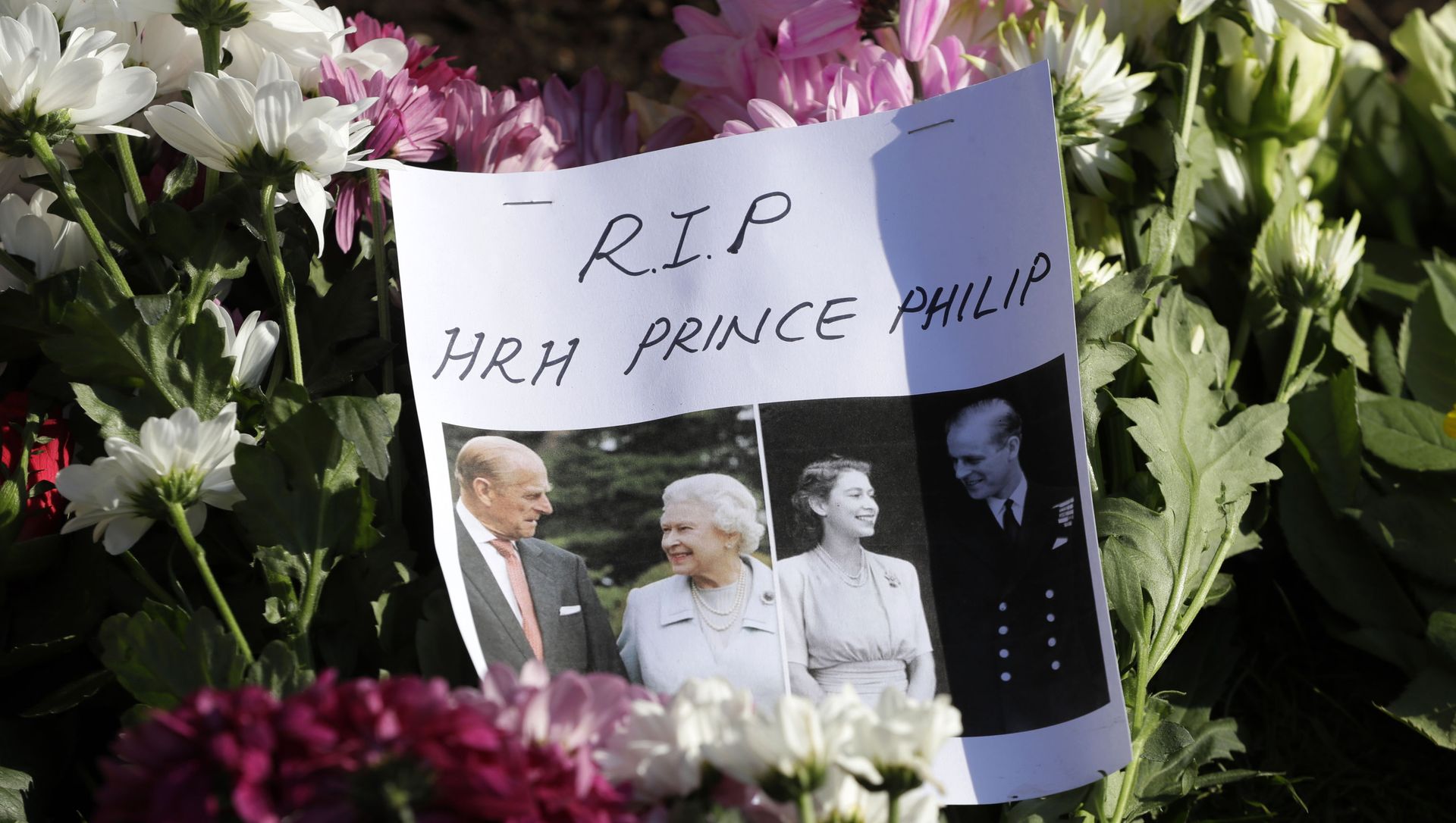 A message is left amoungst flowers outside Windsor Castle in Windsor, England Sunday, April 11, 2021. Britain's Prince Philip, the irascible and tough-minded husband of Queen Elizabeth II who spent more than seven decades supporting his wife in a role that mostly defined his life, died on Friday. A message is left amoungst flowers outside Windsor Castle in Windsor, England Sunday, April 11, 2021. Britain's Prince Philip, the irascible and tough-minded husband of Queen Elizabeth II who spent more than seven decades supporting his wife in a role that mostly defined his life, died on Friday. - Sputnik International, 1920, 11.04.2021