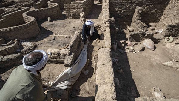 A picture taken on April 10, 2021, shows workers at the archaeological site of a 3000 year old city, dubbed The Rise of Aten, dating to the reign of Amenhotep III, uncovered by the Egyptian mission near Luxor. - Archaeologists have uncovered the remains of an ancient city in the desert outside Luxor that they say is the largest ever found in Egypt and dates back to a golden age of the pharaohs 3,000 years ago. Famed Egyptologist Zahi Hawass announced the discovery of the lost golden city, saying the site was uncovered near Luxor, home of the legendary Valley of the Kings.  - Sputnik International