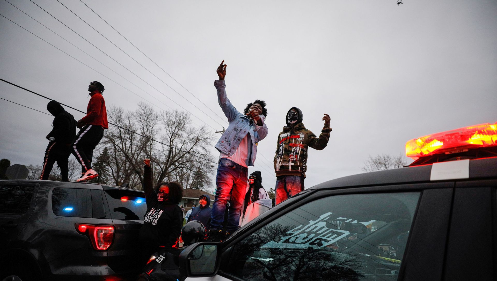 Demonstrators stand on a police vehicle during a protest after police allegedly shot and killed a man, who local media report is identified by the victim's mother as Daunte Wright, in Brooklyn Center, Minnesota, U.S. Demonstrators stand on a police vehicle during a protest after police allegedly shot and killed a man, who local media report is identified by the victim's mother as Daunte Wright, in Brooklyn Center, Minnesota, U.S. - Sputnik International, 1920, 12.04.2021