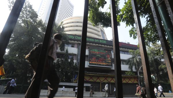 People walk past the Bombay Stock Exchange (BSE) building in Mumbai, India, Monday, Jan. 11, 2021 - Sputnik International