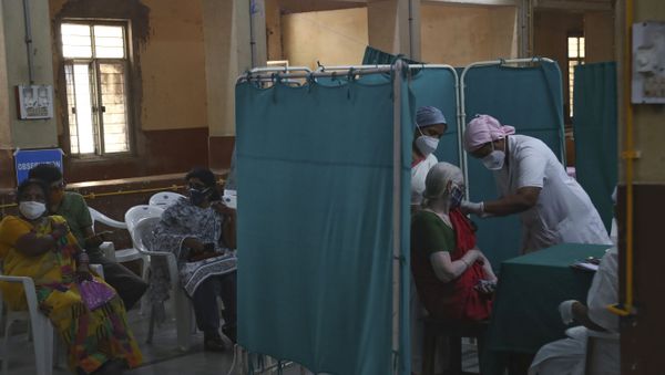 A health worker administers the COVISHIELD vaccine for COVID-19 at a Government Fever Hospital in Hyderabad, India, Thursday, April 1, 2021 - Sputnik International