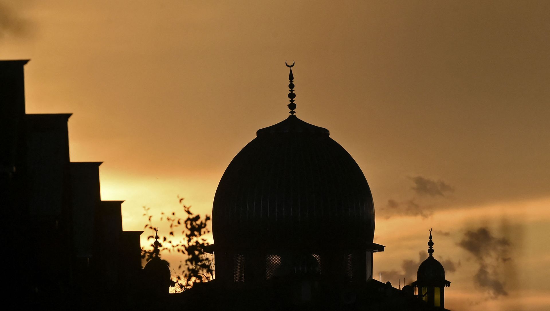 A sunset over a mosque is seen during the holy month of Ramadan in Srinagar on May 16, 2020. A sunset over a mosque is seen during the holy month of Ramadan in Srinagar on May 16, 2020. - Sputnik International, 1920, 04.06.2021