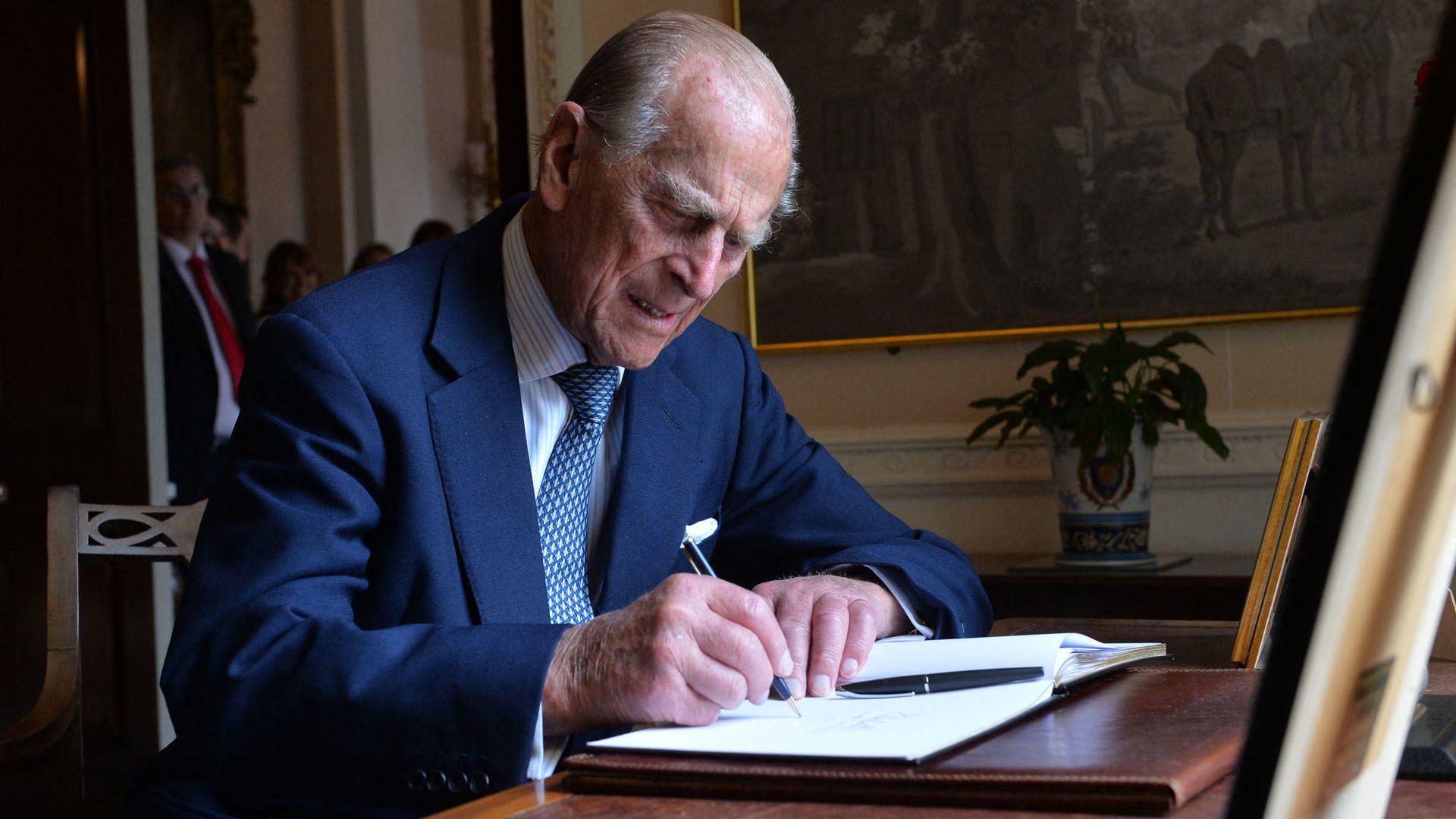 Britain's Prince Philip, The Duke of Edinburgh signs the visitors' book at Hillsborough castle in Northern Ireland on June 25, 2014. Britain's Prince Philip, The Duke of Edinburgh signs the visitors' book at Hillsborough castle in Northern Ireland on June 25, 2014. - Sputnik International, 1920, 12.04.2021