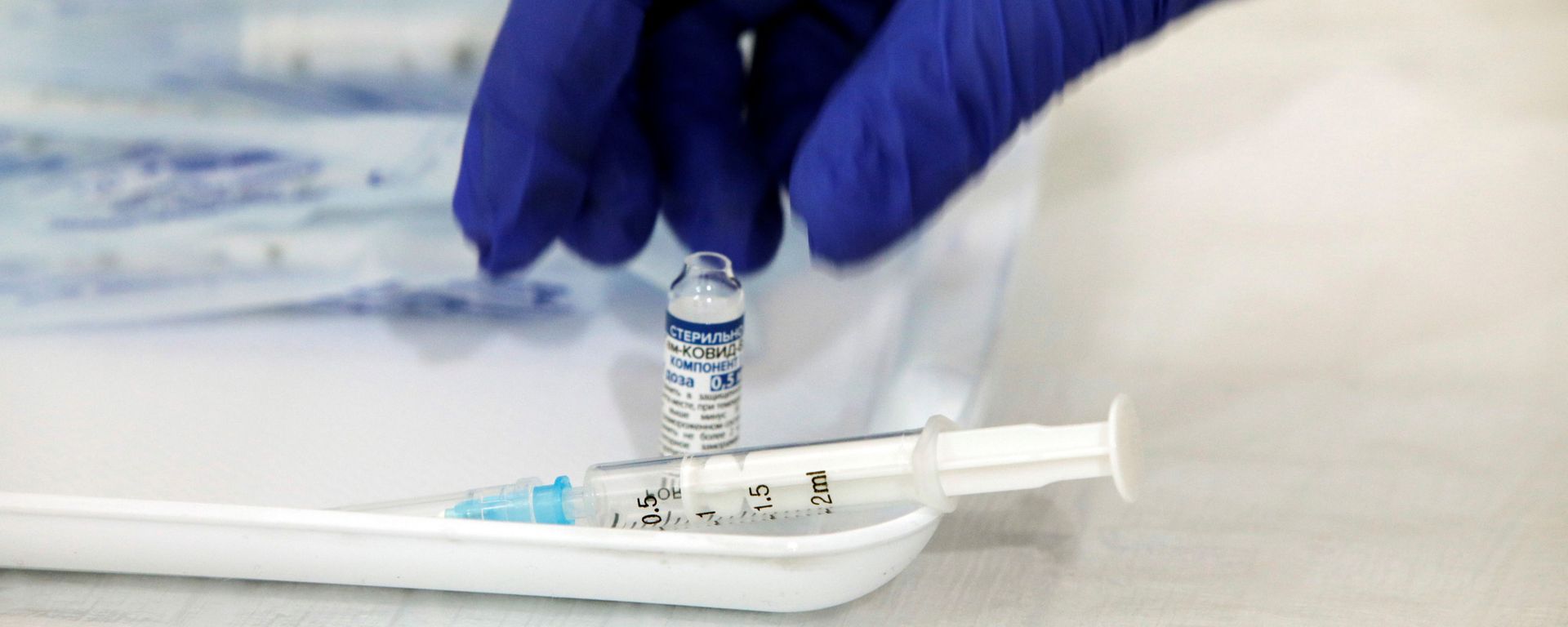 A nurse prepares a dose of Russia's Sputnik V coronavirus disease (COVID-19) vaccine at a sport centre, as the country starts mass inoculation campaign with the Russian vaccine donated by Serbia, in Skopje, North Macedonia April 5, 2021. - Sputnik International, 1920