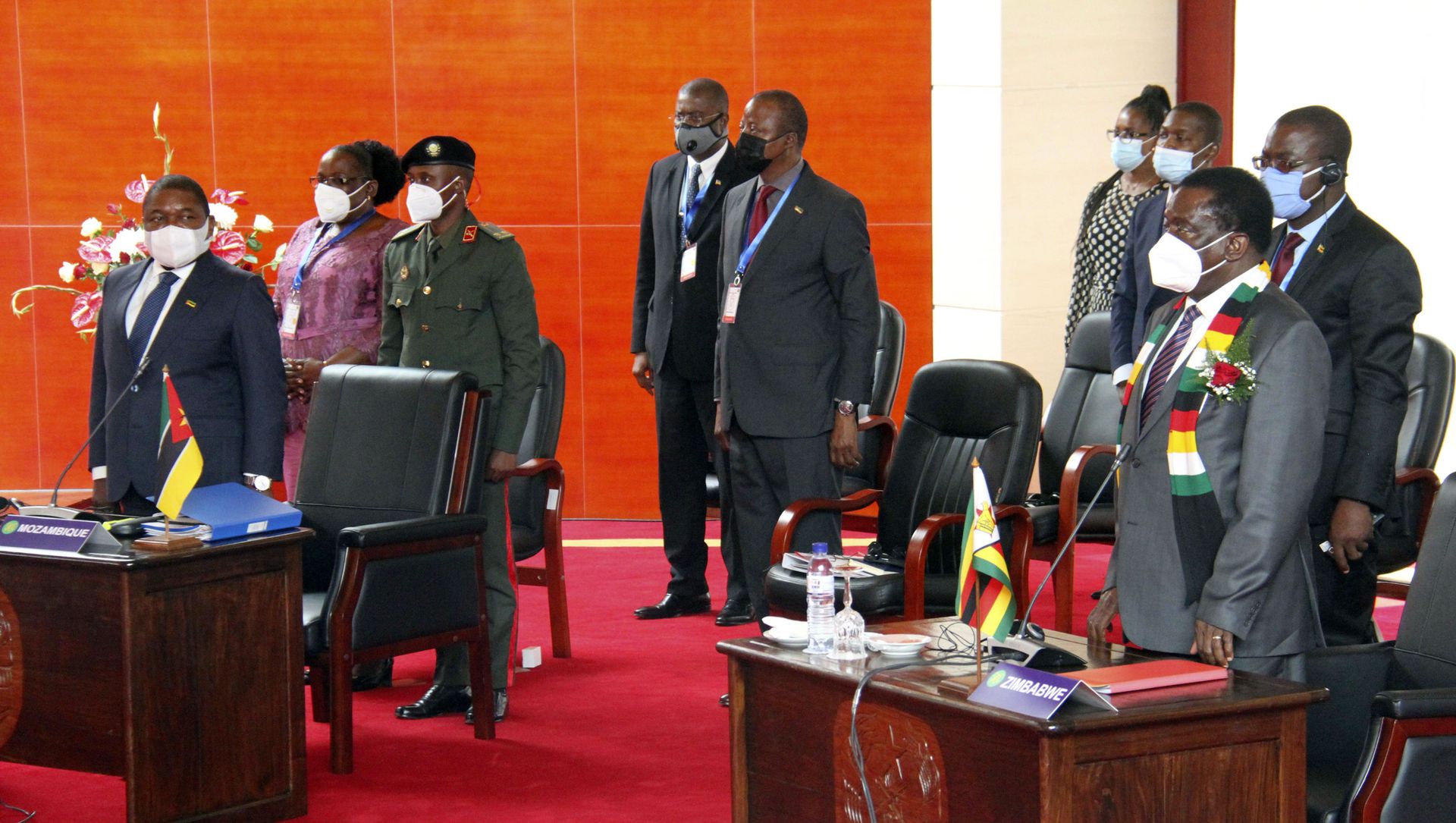 Mozambican President Filipe Nyusi, left, and Zimbabwe President Emmerson Mnangagwe, right, join Southern African leaders during a meeting in Mozambique's capital Maputo, Thursday, April 8, 2021. Mozambican President Filipe Nyusi, left, and Zimbabwe President Emmerson Mnangagwe, right, join Southern African leaders during a meeting in Mozambique's capital Maputo, Thursday, April 8, 2021. - Sputnik International, 1920, 12.04.2021