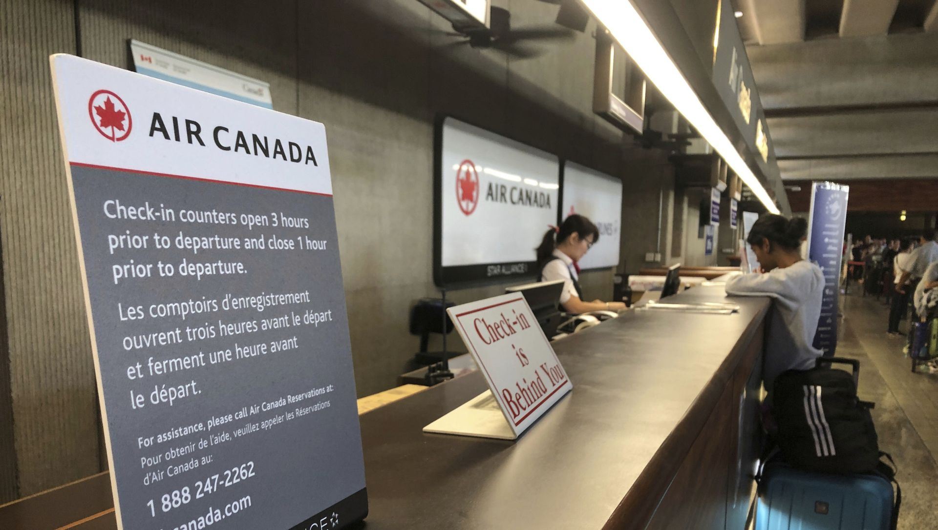 Passengers from an Australia-bound Air Canada flight diverted to Honolulu Thursday, July 11, 2019, after about 35 people were injured during turbulence, stand in line at the Air Canada counter at Daniel K. Inouye International Airport to rebook flights Passengers from an Australia-bound Air Canada flight diverted to Honolulu Thursday, July 11, 2019, after about 35 people were injured during turbulence, stand in line at the Air Canada counter at Daniel K. Inouye International Airport to rebook flights - Sputnik International, 1920, 13.04.2021