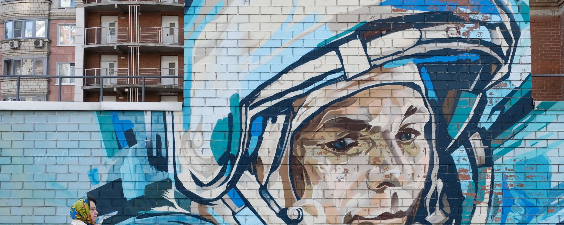 A woman walks past a mural depicting cosmonaut Yuri Gagarin in Krasnogorsk, Moscow region, Russia April 11, 2021. A woman walks past a mural depicting cosmonaut Yuri Gagarin in Krasnogorsk, Moscow region, Russia April 11, 2021. - Sputnik International, 1920, 13.04.2022