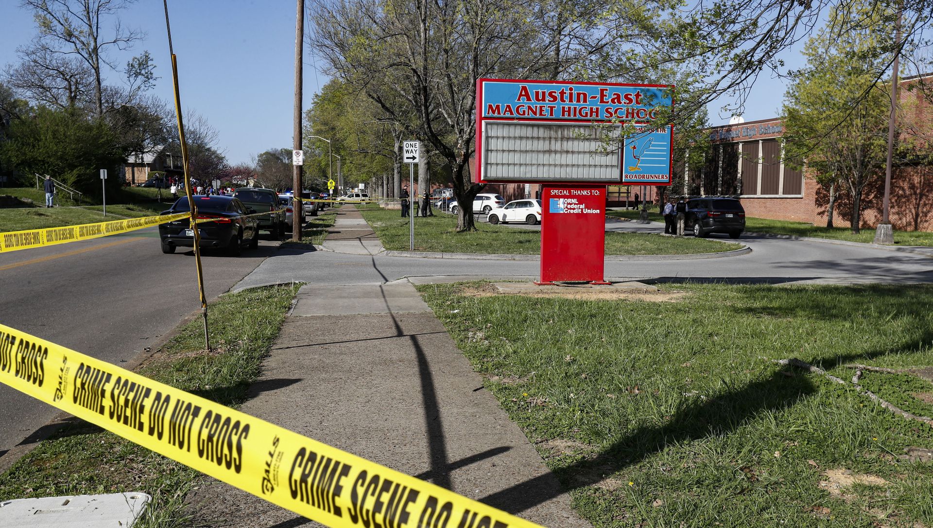 Knoxville police work the scene of a shooting at Austin-East Magnet High School Monday, April 12, 2021, in Knoxville, Tenn. Knoxville police work the scene of a shooting at Austin-East Magnet High School Monday, April 12, 2021, in Knoxville, Tenn. - Sputnik International, 1920, 13.04.2021