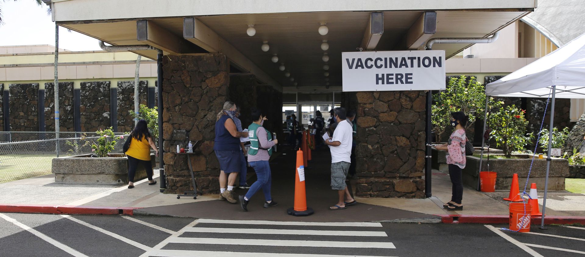 People line up to get COVID-19 vaccinations in Lihue, Hawaii, Wednesday, March 3, 2021. People line up to get COVID-19 vaccinations in Lihue, Hawaii, Wednesday, March 3, 2021. - Sputnik International, 1920, 13.04.2021