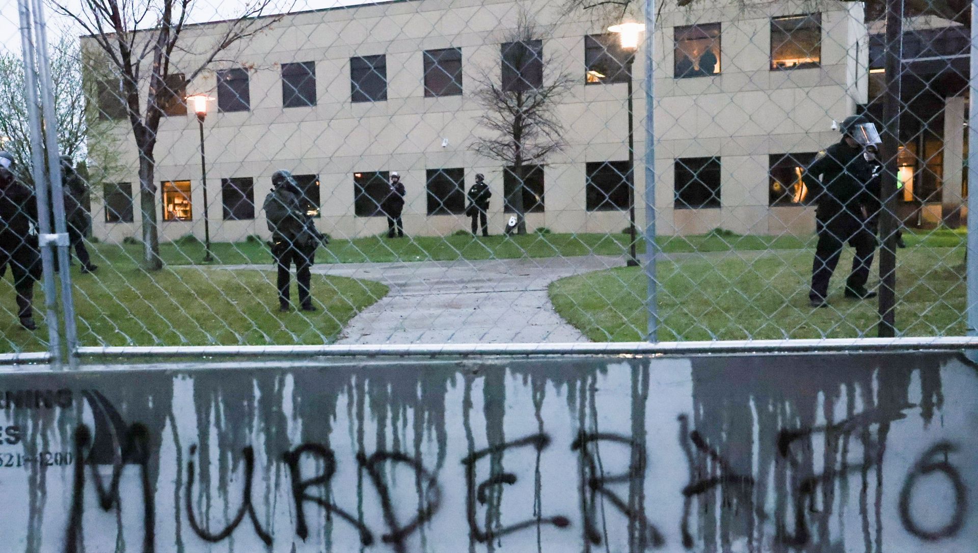 The Brooklyn Center Police Department is seen during a rally, as it is guarded by members of the police and National Guard, a day after Daunte Wright was shot and killed by a police officer, in Brooklyn Center, Minnesota, U.S. April 12, 2021. The Brooklyn Center Police Department is seen during a rally, as it is guarded by members of the police and National Guard, a day after Daunte Wright was shot and killed by a police officer, in Brooklyn Center, Minnesota, U.S. April 12, 2021. - Sputnik International, 1920, 13.04.2021