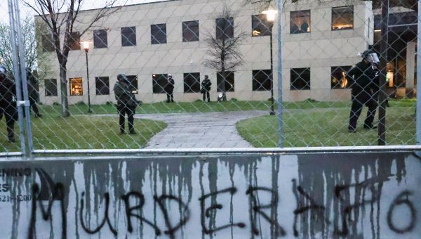 The Brooklyn Center Police Department is seen during a rally, as it is guarded by members of the police and National Guard, a day after Daunte Wright was shot and killed by a police officer, in Brooklyn Center, Minnesota, U.S. April 12, 2021. - Sputnik International
