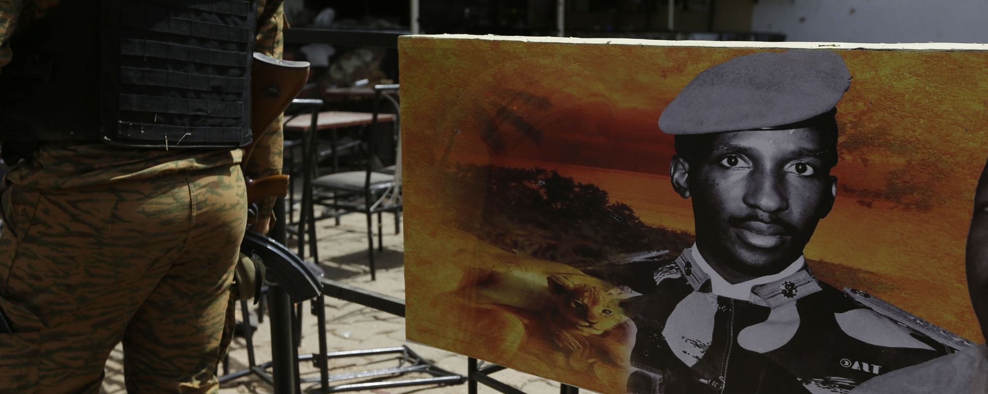 A soldier walks past a poster of former president of Burkina Faso, Thomas Sankara, outside a bar that was attacked in Ouagadougou, Burkina Faso, Sunday, Jan. 17, 2016.  - Sputnik International, 1920, 12.10.2021