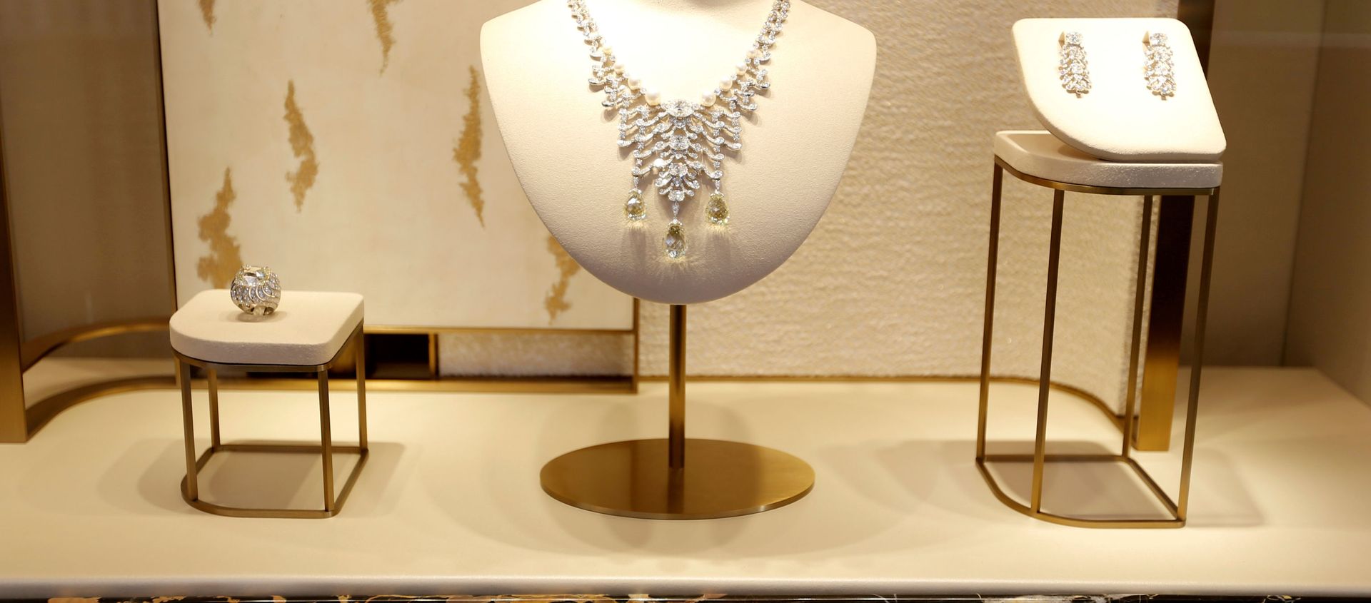 High-end jewellery is displayed at a Cartier store on Place Vendome in Paris, France, July 2, 2019. High-end jewellery is displayed at a Cartier store on Place Vendome in Paris, France, July 2, 2019. - Sputnik International, 1920, 13.04.2021