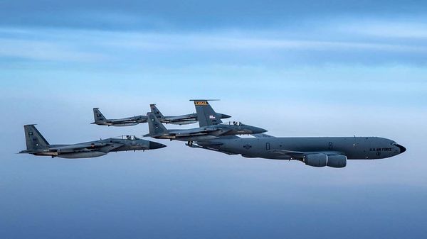 A handout picture provided by the Saudi Ministry of Defence on June 16, 2019 shows Saudi F-15 Eagles flying in formation with their US Air Force counterparts and a USAF KC-135 Stratotanker jet (R) in the US CENTCOM area of responsibility, on June 2. - Sputnik International
