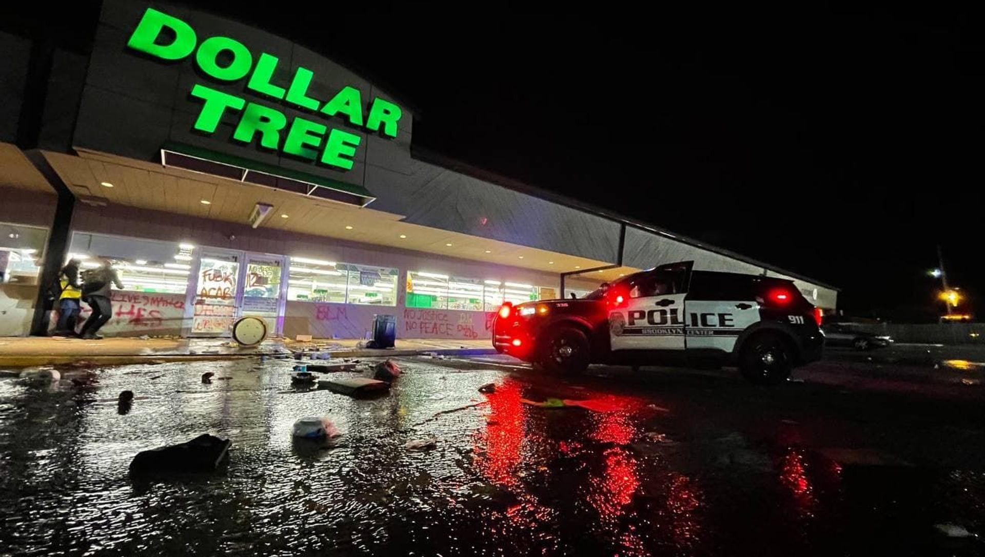 Stores in Brooklyn Center, Minnesota, were vandalized and looted amid protests against the police shooting of 20-year-old local Black resident Daunte Wright Stores in Brooklyn Center, Minnesota, were vandalized and looted amid protests against the police shooting of 20-year-old local Black resident Daunte Wright - Sputnik International, 1920, 14.04.2021