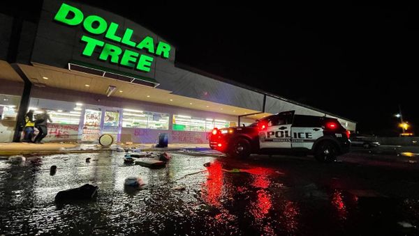 Stores in Brooklyn Center, Minnesota, were vandalized and looted amid protests against the police shooting of 20-year-old local Black resident Daunte Wright - Sputnik International