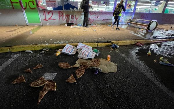 Stores in Brooklyn Center, Minnesota, were vandalized and looted amid protests against the police shooting of 20-year-old local Black resident Daunte Wright Stores in Brooklyn Center, Minnesota, were vandalized and looted amid protests against the police shooting of 20-year-old local Black resident Daunte Wright - Sputnik International