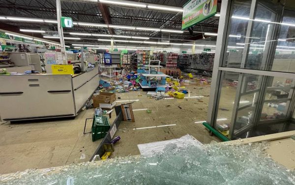 Stores in Brooklyn Center, Minnesota, were vandalized and looted amid protests against the police shooting of 20-year-old local Black resident Daunte Wright Stores in Brooklyn Center, Minnesota, were vandalized and looted amid protests against the police shooting of 20-year-old local Black resident Daunte Wright - Sputnik International