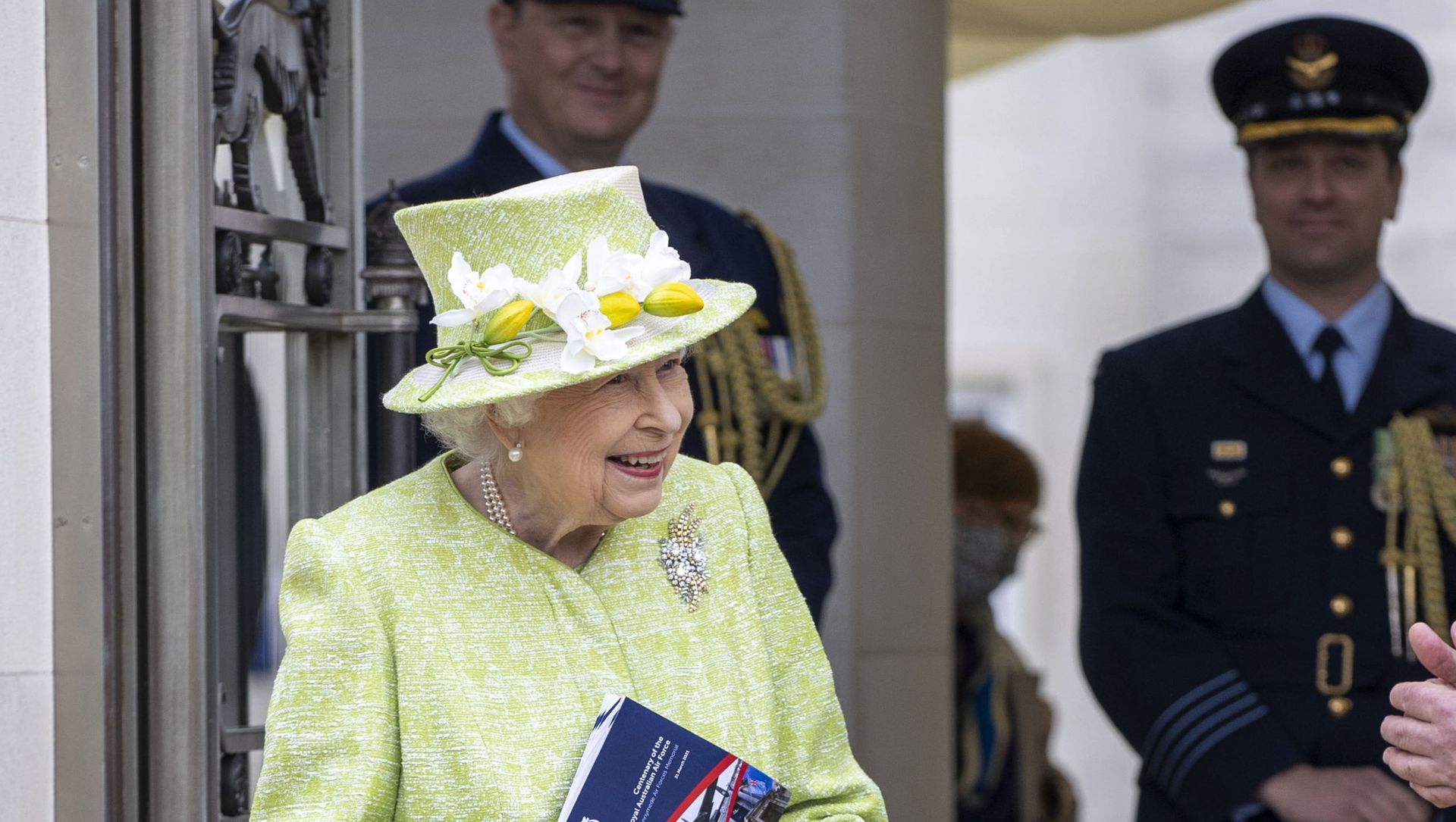 Britain's Queen Elizabeth II during a visit to the CWGC, the Commonwealth War Graves Commission Air Forces Memorial to attend a service to mark the Centenary of the Royal Australian Air Force, in Runnymede, England, 31 March 2021 Britain's Queen Elizabeth II during a visit to the CWGC, the Commonwealth War Graves Commission Air Forces Memorial to attend a service to mark the Centenary of the Royal Australian Air Force, in Runnymede, England, 31 March 2021 - Sputnik International, 1920, 14.04.2021